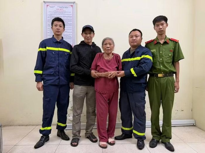 Cụ bà an toàn trở về an toàn với gia đình