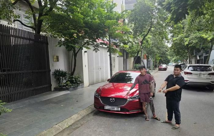 Hiện trường một chiếc xe ô tô bị nhóm đối tượng 'săn' ô tô trong đêm