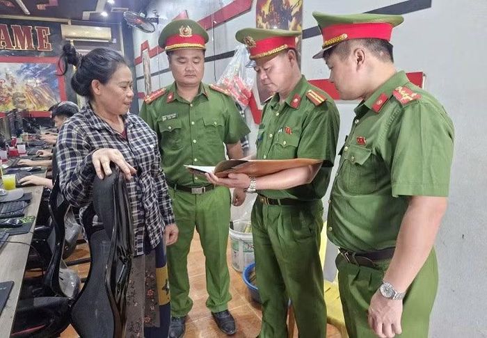 Công an xã Phú Xuyên đẩy mạnh tuyên truyền, tổ chức kiểm tra các cơ sở kinh doanh dịch vụ inernet trên địa bàn