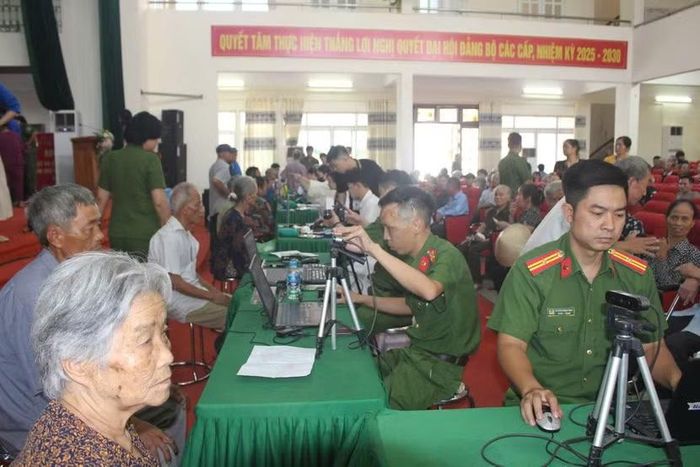 Công an xã Phú Xuyên đã tổ chức thu nhận mẫu sinh phẩm ADN của thân nhân liệt sĩ chưa xác định được thông tin