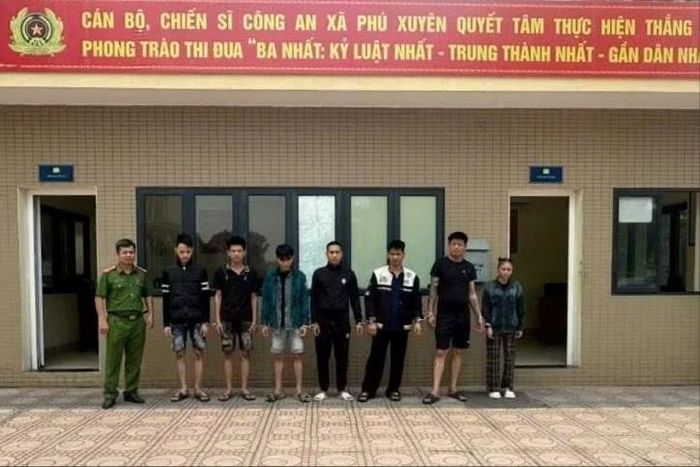 Công an xã Phú Xuyên bắt giữ các đối tượng về hành vi tổ chức sử dụng trái phép chất ma túy.