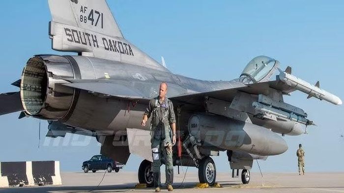 Trong khi đó, F-16 được phát triển từ chương trình máy bay chiến đấu hạng nhẹ của Mỹ bắt đầu năm 1972. F-16 hướng tới một tiêm kích nhỏ, nhẹ, chi phí thấp và có khả năng cơ động cao. Máy bay đạt trạng thái sẵn sàng chiến đấu vào năm 1980.