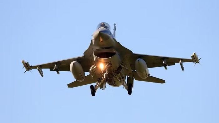 Như vậy, nó xuất hiện sau F-16 nhưng thuộc cùng một cuộc chuyển đổi lớn trong thiết kế tiêm kích thời kỳ cuối Chiến tranh Lạnh.
