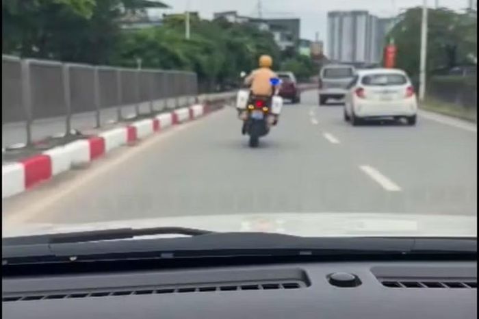 Nhận được lời đề nghị, chiến sĩ Cảnh sát giao thông nhanh chóng mở đường đưa nạn nhân đến bệnh viện cấp cứu