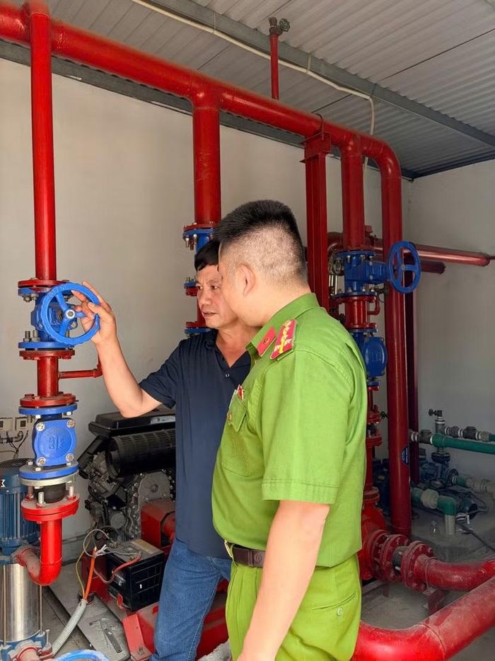 Cán bộ Đội CC&CNCH khu vực số 4 kiểm tra hệ thống PCCC tại cơ sở