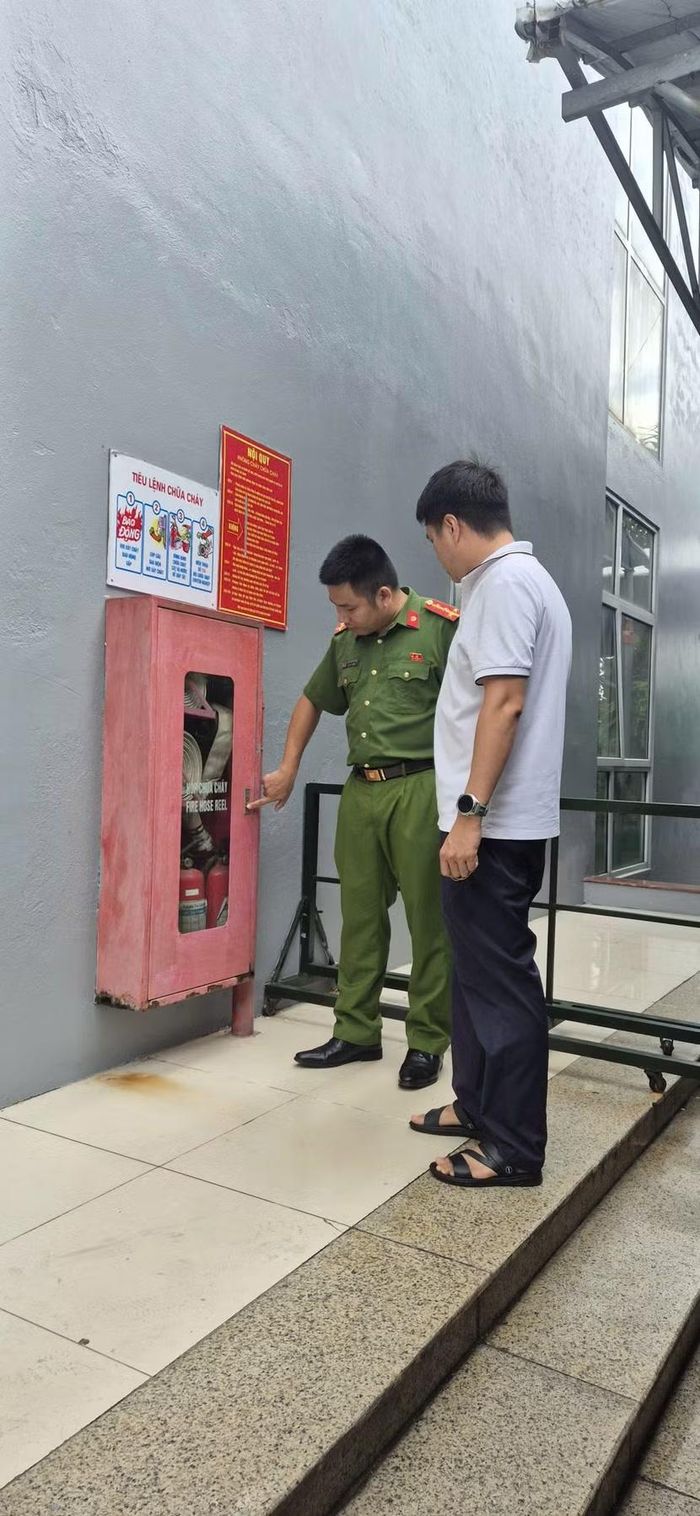 Cán bộ Đội CC&CNCH khu vực số 4 kiểm tra hệ thống PCCC tại cơ sở