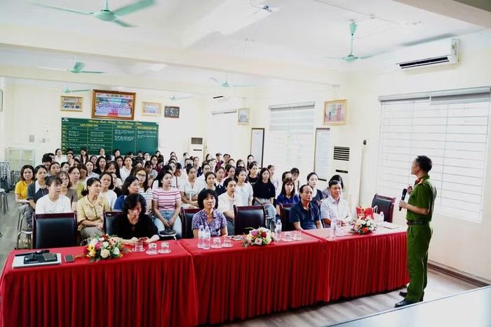 Cán bộ, giáo viên, công nhân viên của hai trường tham gia lớp tập huấn