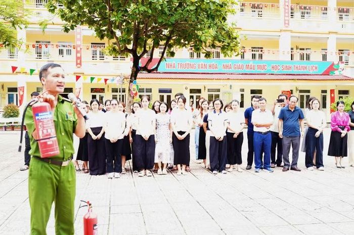 Các giáo viên được thực hành các kỹ năng xử lý đám cháy