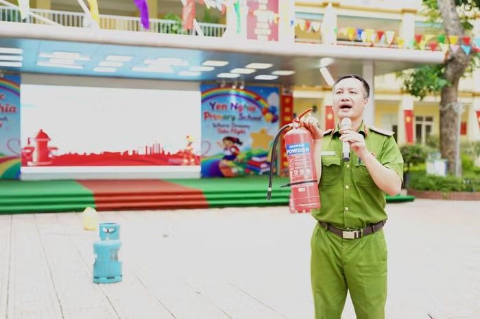 Báo cáo viên hướng dẫn cách sử dụng bình chữa cháy