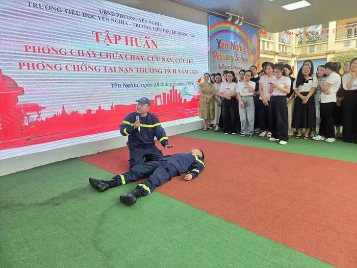 Các học viên học cách sơ cấp cứu người bị nạn