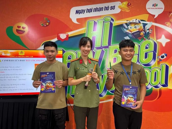 Các học viên hào hứng với buổi tuyên truyền, tham gia trả lời câu hỏi và được nhận thưởng