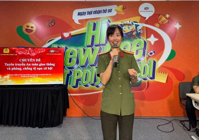 Cán bộ Công an phường Phúc Lợi chia sẻ những bài học hữu ích với các bạn trẻ