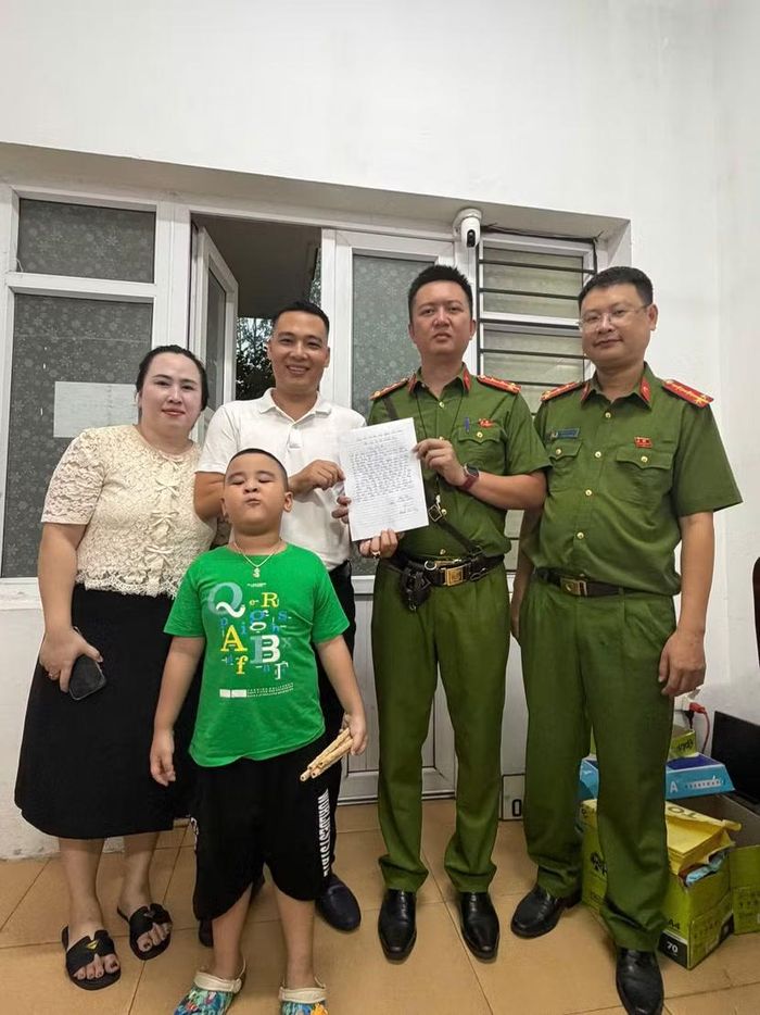 Cháu bé trở về an toàn trong vòng tay cha mẹ