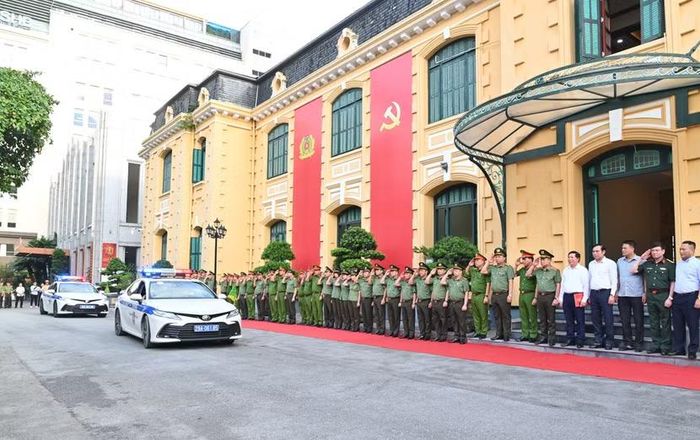 Các đồng chí lãnh đạo CATP duyệt diễu hành phương tiện ra quân bảo đảm an ninh trật tự dịp Quốc khánh 2-9
