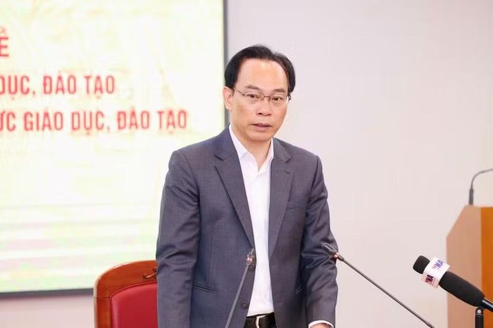 Theo Bộ trưởng Bộ GD-ĐT Hoàng Minh Sơn, chưa đủ trường, đủ lớp, chưa có đủ chỗ học tốt, học sinh phải cạnh tranh kéo theo áp lực thi cử, học thêm, dạy thêm và nguy cơ phát sinh tiêu cực.