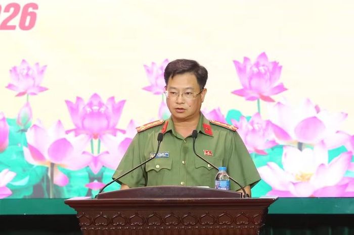 Đại tá Nguyễn Anh Tuấn, Trưởng phòng Tham mưu CATP báo cáo tóm tắt kết quả công tác tháng 8