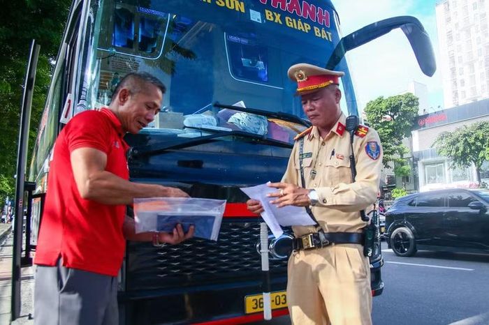 Tăng cường kiểm tra với xe khách, xe dịch vụ, không để tình trạng "nhồi nhét", "chặt chém" giá vé cũng như vi phạm các lỗi dừng, đỗ sai quy định