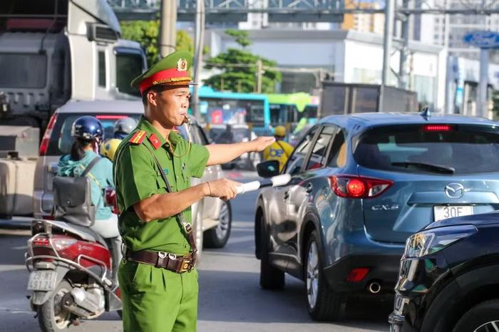 Cảnh sát giao thông phối hợp Công an các phường phân luồng tại khu vực nhà ga, bến xe...