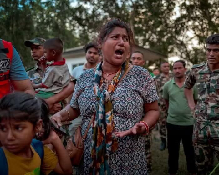 Người dân chờ tin tức về người thân bị mất tích trong trận lũ quét ở Nepal. Ảnh: Getty Images