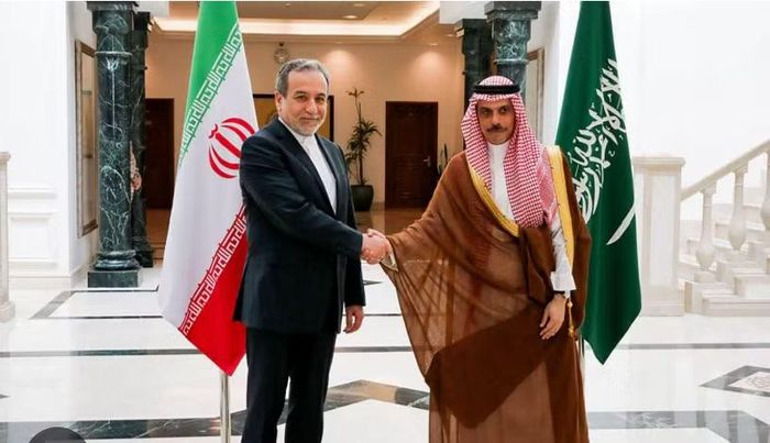 Arab Saudi lo ngại bất ổn nếu chính quyền Tehran sụp đổ. Nhà phân tích Magee cảnh báo việc tham gia chiến dịch kinh tế của Washington cũng có thể khiến Riyadh trở thành mục tiêu tấn công của Iran hoặc lực lượng Houthi mà Tehran hậu thuẫn.
