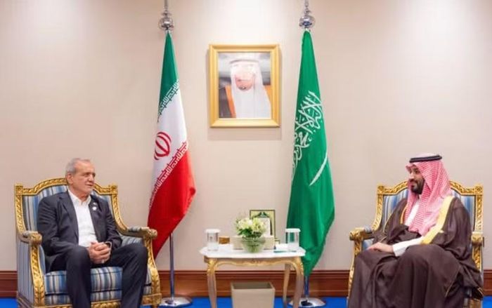 Arab Saudi cũng không mặn mà với việc gia tăng sức ép kinh tế lên Tehran. Theo ông Mabon, Riyadh đã chuyển sang cách tiếp cận thực dụng hơn với Iran, đỉnh điểm là việc khôi phục quan hệ ngoại giao thông qua thỏa thuận do Trung Quốc làm trung gian năm 2023.
