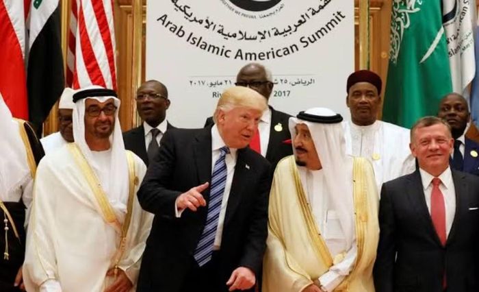 Giáo sư Simon Mabon thuộc Đại học Lancaster cho rằng lập trường của UAE phản ánh bất bình với Iran và quan hệ an ninh ngày càng chặt chẽ với Washington.