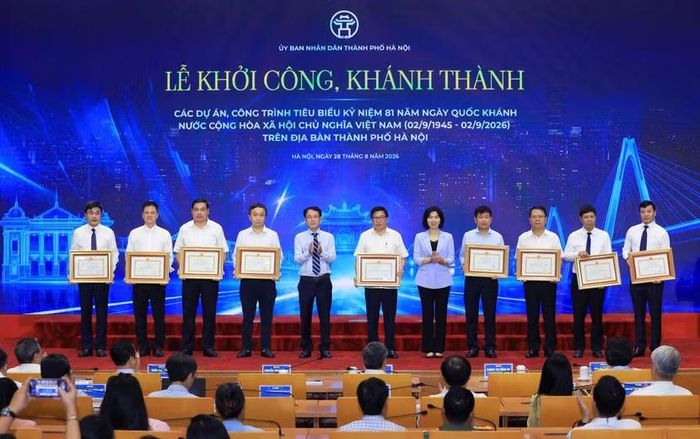 Phó Bí thư Thường trực Thành ủy Nguyễn Trọng Đông và Chủ tịch HĐND TP Phùng Thị Hồng Hà trao Bằng khen cho các tập thể có thành tích xuất sắc