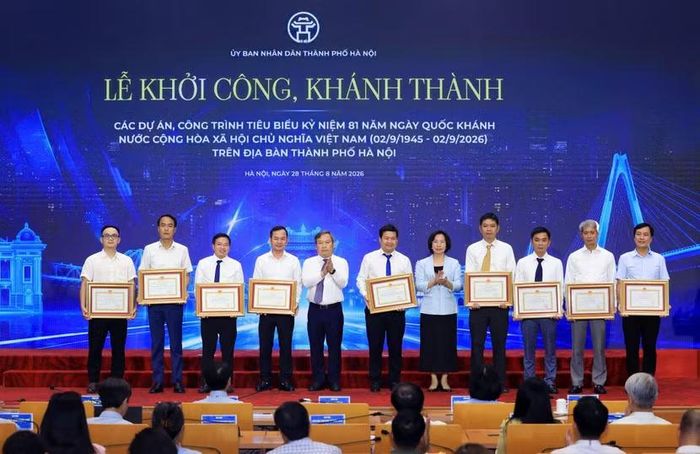 Chủ tịch UBND TP Vũ Đại Thắng và Chủ tịch Ủy ban MTTQ Việt Nam TP Hà Nội Bùi Huyền Mai trao Bằng khen cho các tập thể có thành tích xuất sắc.