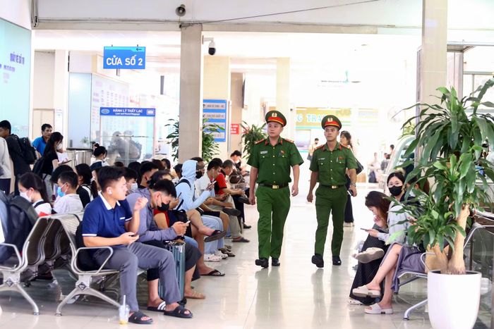 Các chiến sĩ thuộc Tổ Cảnh sát phòng chống tội phạm lặng lẽ hòa vào dòng người, tuần tra khép kín ở phía trong bến xe