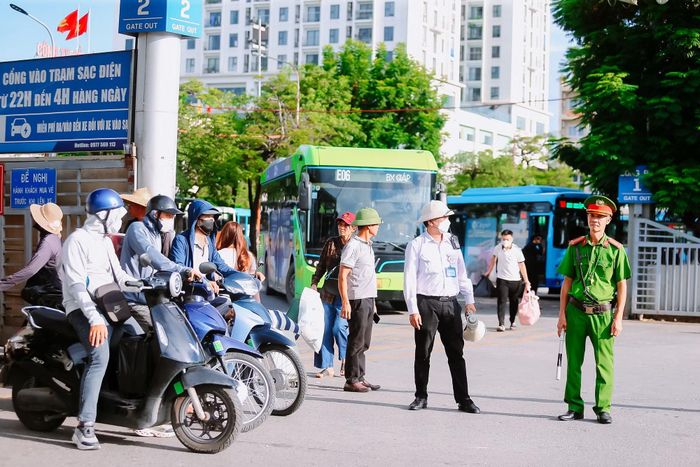 Các chiến sĩ chủ động triển khai đồng bộ nhiều giải pháp, giữ vững an ninh trật tự và an toàn giao thông ở địa bàn