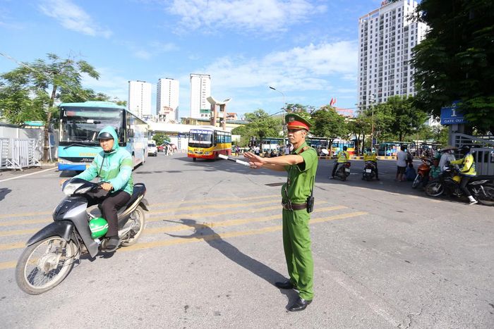 Giữa cái nắng oi ả, mỗi chiến sĩ vẫn căng mình điều tiết giao thông