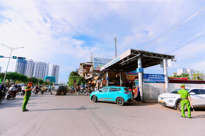 Tại khu vực cổng bến xe, cán bộ, chiến sĩ Cảnh sát trật tự phân luồng, hướng dẫn người dân và phương tiện di chuyển, góp phần bảo đảm trật tự, an toàn giao thông