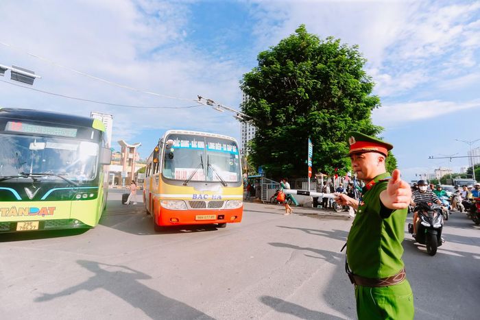 Tại khu vực cổng bến xe Giáp Bát, lực lượng Cảnh sát trật tự CAP Hoàng Mai liên tục túc trực, phối hợp phân luồng, điều tiết giao thông