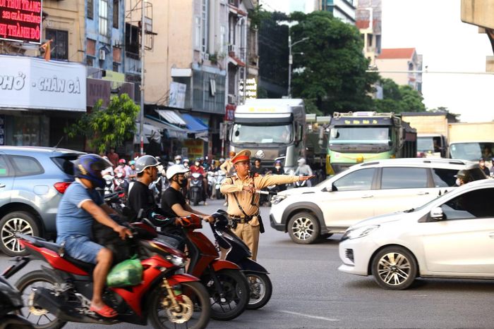 Dòng người mỗi lúc một đông, lực lượng Cảnh sát giao thông vẫn bám vị trí, chủ động phân luồng, hướng dẫn người dân di chuyển an toàn