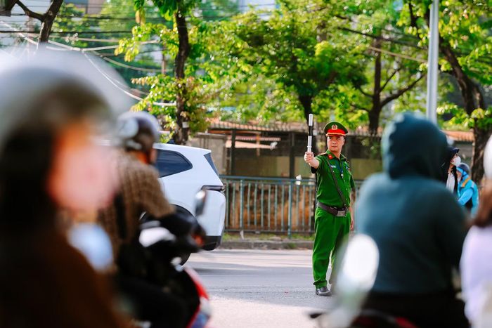 Lực lượng Cảnh sát trật tự điều tiết giao thông dưới thời tiết oi nóng, quyết không để xảy ra tình trạng ùn tắc