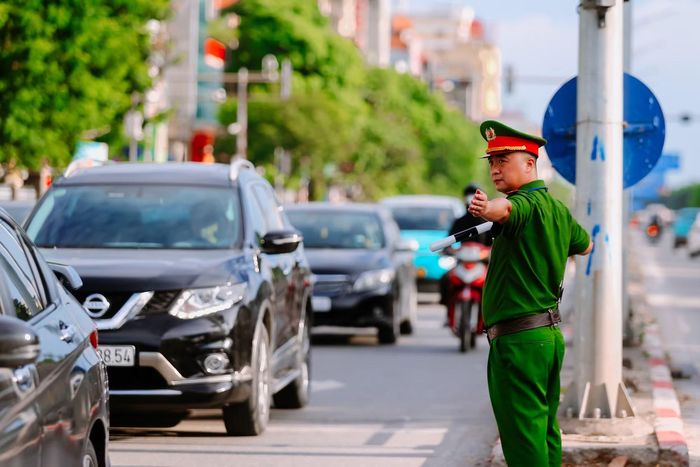 Điều tiết từng hướng phương tiện, giữ nhịp giao thông ổn định và an toàn