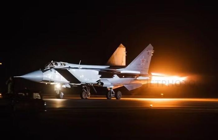 Vì vậy, sự khác biệt giữa 2 máy bay không nằm ở việc MiG-31 đơn giản là "mạnh hơn". MiG-25 là sản phẩm của thời đại tốc độ và độ cao, còn MiG-31 đưa triết lý đánh chặn đó sang thời đại của cảm biến, liên kết dữ liệu và tác chiến phối hợp.