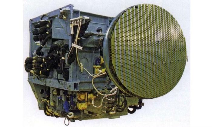 Radar này có khả năng theo dõi nhiều mục tiêu và hỗ trợ sử dụng tên lửa không đối không tầm xa. MiG-25 chủ yếu dựa vào radar và hệ thống điều khiển hỏa lực được thiết kế cho nhiệm vụ đánh chặn thế hệ trước.