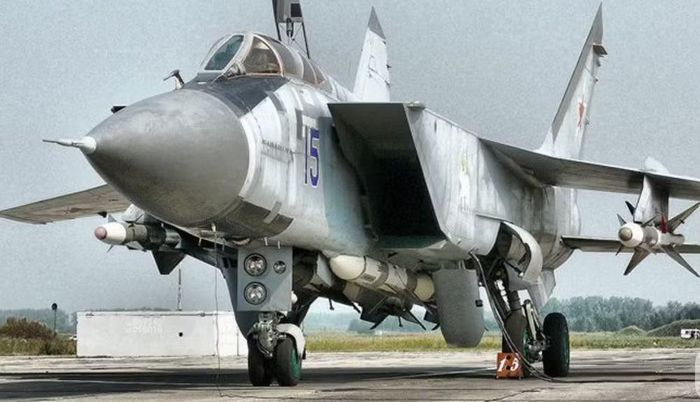 Tuy nhiên, MiG-31 không đơn giản là một phiên bản nâng cấp của MiG-25. Nó được tạo ra để giải quyết những hạn chế mà thế hệ trước bộc lộ trong quá trình hoạt động.