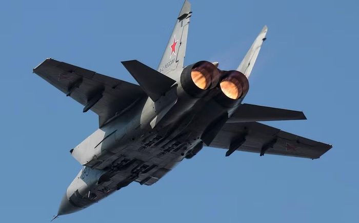 Khác biệt lớn nhất nằm ở hệ thống điện tử. MiG-31 được trang bị radar Zaslon, một trong những radar mảng pha đầu tiên được đưa lên máy bay chiến đấu.