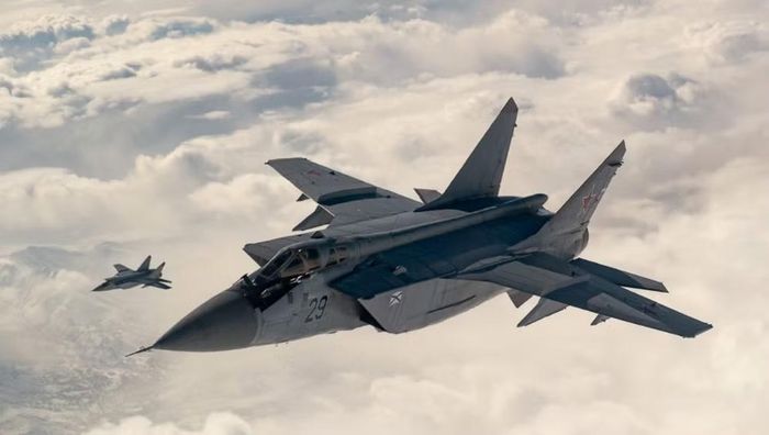 Tiêm kích đánh chặn MiG-25 ra đời trước với mục tiêu chính là đối phó những mục tiêu bay nhanh và cao.