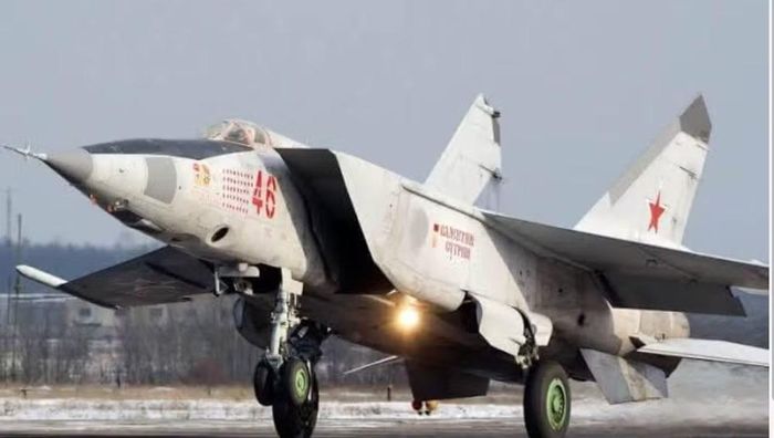 Các tài liệu của Không quân Mỹ sau này cho biết Foxbat được thiết kế để đối phó với mối đe dọa từ những máy bay như B-70 Valkyrie và SR-71.