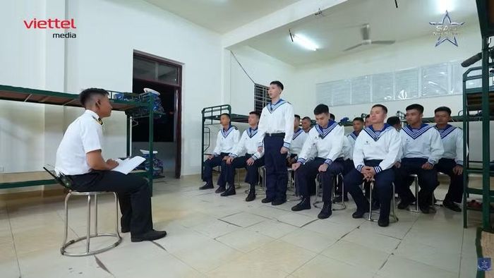 Ca sĩ Erik nhận lỗi vì khiến đồng đội phải chờ đợi tại buổi sinh hoạt tiểu đội.
