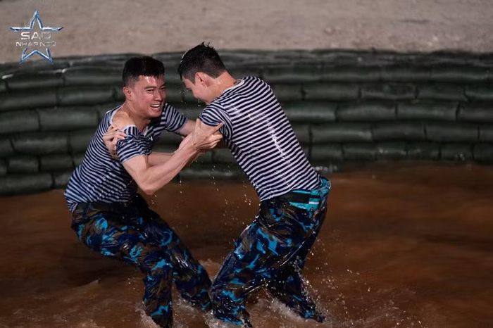 Các chiến si nam bước vào thử thách “Đấu vật bãi lầy”.