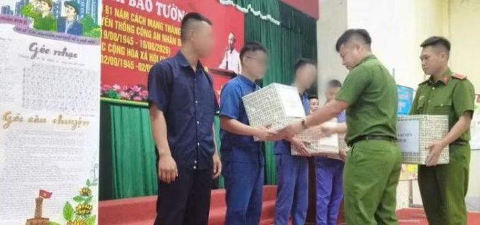 Chỉ huy Cơ sở Cai nghiện ma tuý số 1 trao khen cho những học viên đạt thành tích cao