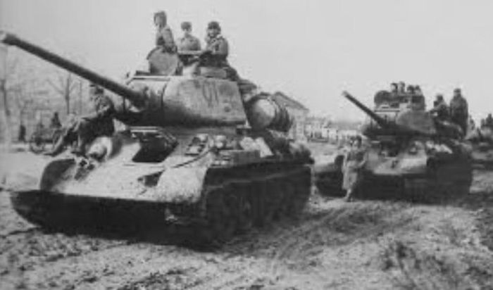 Khi T-34 xuất hiện năm 1940, pháo 76,2 mm L-11 rồi F-34 được trang bị trên xe đã tạo ra hỏa lực đáng kể. Trong giai đoạn đầu chiến tranh Xô - Đức, khẩu pháo này đủ sức đối phó với nhiều xe tăng Đức. Nhưng chiến trường thay đổi rất nhanh.