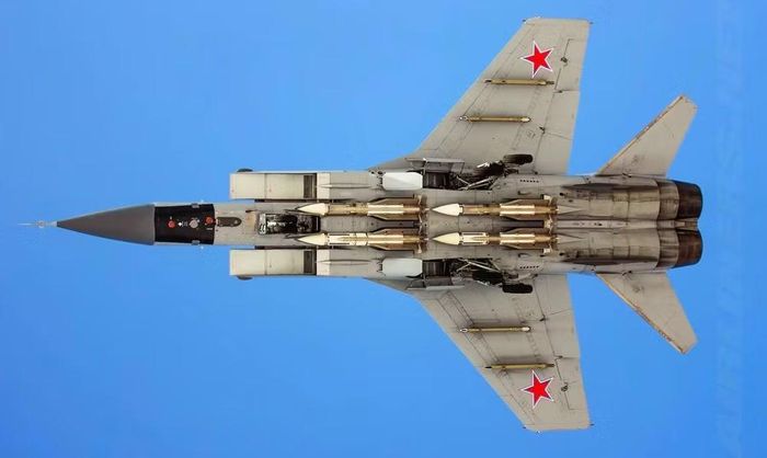 Máy bay còn có khả năng phối hợp với các MiG-31 khác thông qua hệ thống trao đổi dữ liệu.