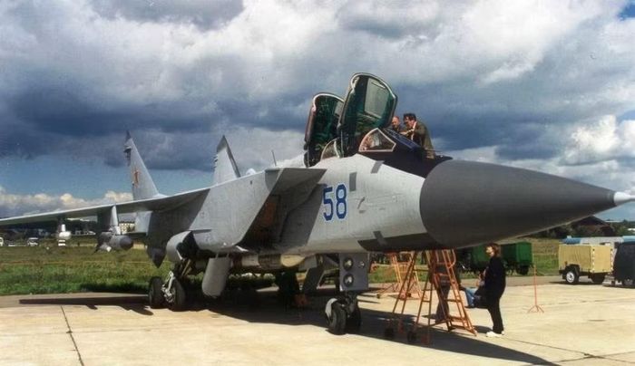 Sự kết hợp giữa radar mạnh, tốc độ cao và tên lửa tầm xa cho phép MiG-31 tấn công mục tiêu mà không cần áp sát như những tiêm kích chuyên không chiến.