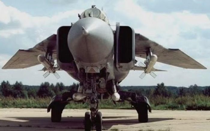 Vì vậy, nếu chỉ so thiết kế, MiG-23 có ưu thế về tốc độ và khả năng đánh chặn nhanh; F-4 có lợi thế về radar, tải trọng, thời gian hoạt động và tính đa nhiệm.