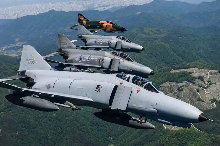 F-4 cũng không phải một tiêm kích nhỏ gọn, nhưng nó có động cơ mạnh và khả năng mang nhiều vũ khí. Yếu tố quan trọng nhất tại Trung Đông lại nằm ngoài bản thân chiếc máy bay: con người và hệ thống hỗ trợ.
